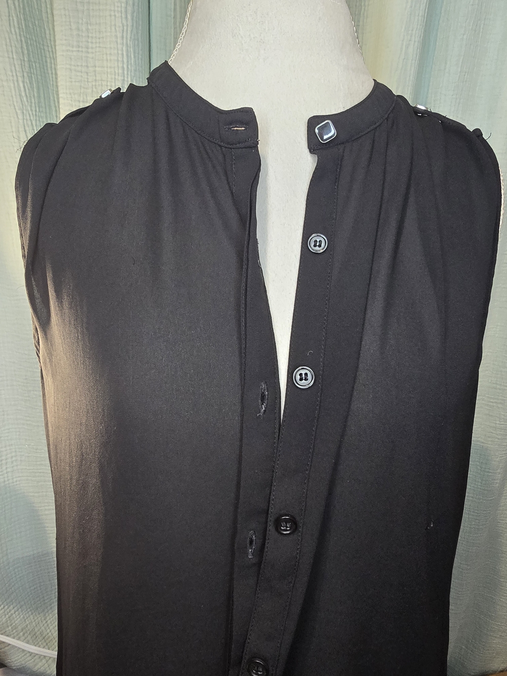 Forever 21 Black Sleeveless Button-Front Top
